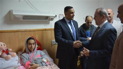 محافظ الدقهلية يزور مصابة حادث ملاهي المنصورة