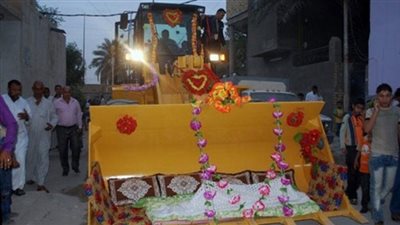 «جواز في المواصلات».. زفاف داخل مترو الأنفاق على نغمات «نعناع الجنينة» توفيرا لتكاليف القاعة.. زفة عروسة بالدقهلية على «بلدوزر».. و«لودر» دمياط يحمل عروسين والم