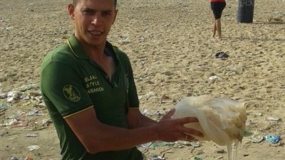 بالصور.. قناديل البحر تغزو شواطئ جمصة بالدقهلية