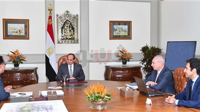 تفاصيل لقاء السيسي ووزير الإسكان (صور)
