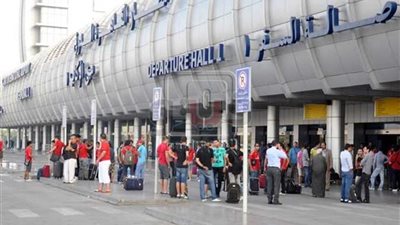 مطار القاهرة يستقبل 20 مصريا مرحلين من ليبيا