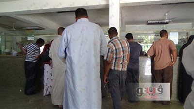 بالصور.. إقبال متوسط على مكاتب البريد عقب انتهاء إجازة العيد في قنا