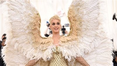 كاتي بيري تنتقد فستان زفاف ميجان ماركل