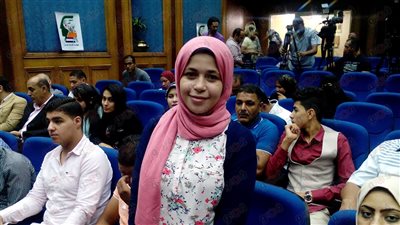 الأولى على شعبة الملابس الجاهزة: أتمنى الالتحاق بكلية التربية