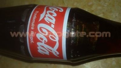 بالصور.. العثور على كيس بلاستيك وشوائب داخل زجاجة «كوكاكولا»