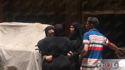 بالصور.. بكاء شقيقة سعد الصغير في أحضان المعزيات بجنازة والدتها