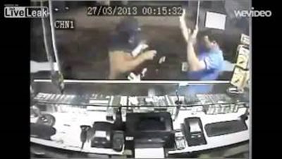 بالفيديو.. عامل يؤدب «حرامي» حاول سرقة متجر