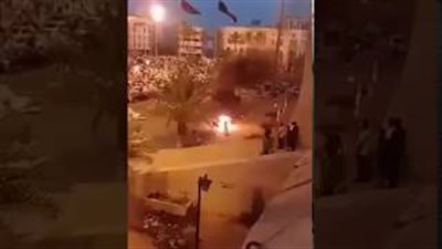 بالفيديو.. لحظة إشعال ليبي النار في نفسه بسبب الفقر