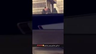 بالفيديو.. بائعة ألعاب نارية تضرب رجل أمن لتساعد زميلتها في الهرب