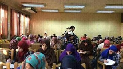 بالفيديو.. المتزوجات في الامتحانات.. أستاذ جامعي يحمل طفل طالبة داخل اللجنة.. «فتاة» تترك ابنها في السيارة والأمن يخرجه.. أخرى تدخل اللجنة بفستان الزفاف.. وواقعة «الولادة داخل اللجنة