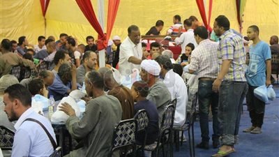 الهلال الأحمر الإماراتي يقيم مائدة إفطار لـ150 صائم بالأقصر (صور)