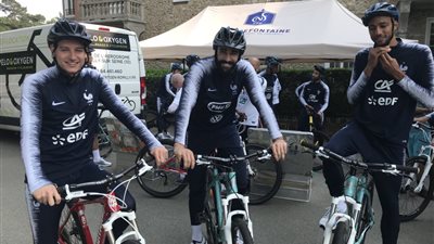 منتخب فرنسا يستعد للمونديال بجولة على الدراجات (صور)