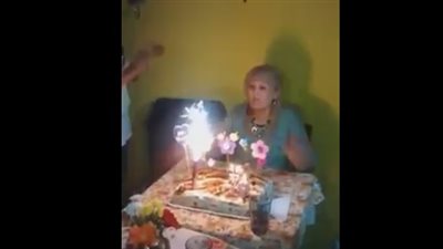 بالفيديو.. لحظة إشعال النيران بوجه امرأة في عيد ميلادها عن طريق الخطأ