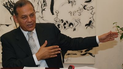 «السادات» يناقش مع وزيرتي التعاون الدولي والتضامن المنح المقدمة لمصر