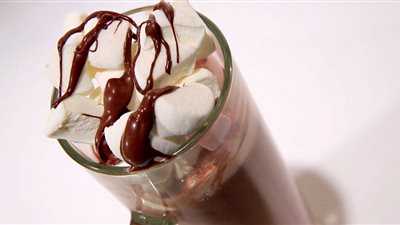 انتعشي بمشروب الشوكولاتة بالقرفة والآيس كريم بطريقة سلمى فؤاد