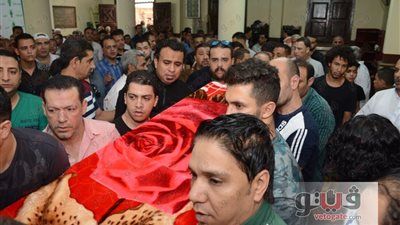 16 صورة ترصد مساندة أهالي شبرا لـ«سعد الصغير» في جنازة والدته