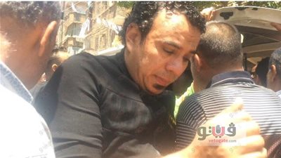 بالفيديو .. بكاء محمود الليثي في جنازة والدة سعد الصغير