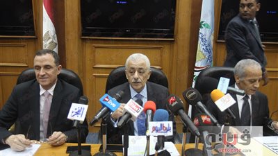 بالصور.. الأولى على دبلوم الملابس الجاهزة: شاطرة في صناعة البنطلون