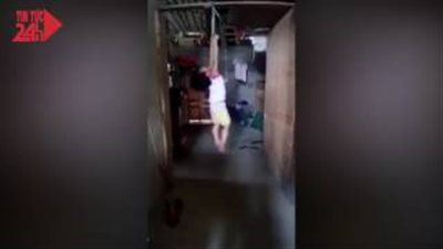 بالفيديو.. امرأة تعذب طفلة بطريقة بشعة