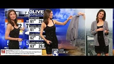 بالفيديو.. إجبار مذيعة طقس بارتداء «جاكيت» بسبب فستانها على الهواء