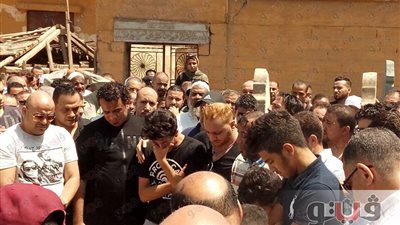 بالصور.. انهيار نجل سعد الصغير خلال دفن جثمان جدته