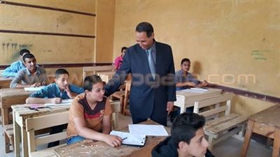 بالصور.. وكيل «تعليم البحيرة» يتفقد لجان الشهادة الإعدادية