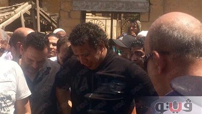 بالفيديو.. دموع «سعد والليثي» أثناء دفن والدة الصغير