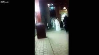 بالفيديو.. رجل يعتدي بالضرب على امرأة في إحدى أسواق الكويت