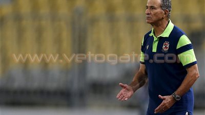 انقسام في لجنة الكرة بالأهلي على استمرار فتحي مبروك