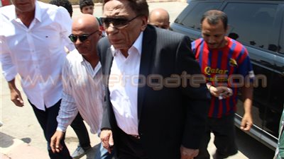 بالفيديو والصور.. عادل إمام يشارك في تشييع جثمان «نور الشريف»
