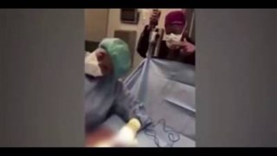 حفلة رقص لطبيبة تجميل داخل العمليات تتسبب في تلف مخ مريضة (فيديو)