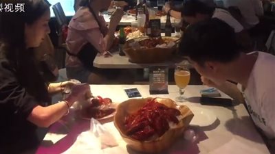 مطعم صيني يبتكر أغرب وظيفة على الإطلاق (فيديو)