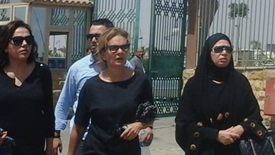 وصول يسرا وإلهام شاهين إلى «مسجد الشرطة» لوداع نور الشريف