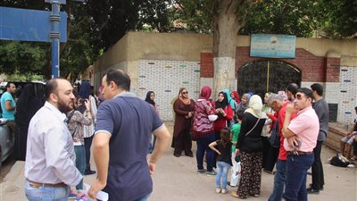 تجمهر أولياء أمور مدرسة القومية بالعجوزة بسبب زيادة المصروفات
