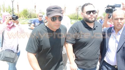 بالفيديو والصور.. «السقا» و«رزق» يصلان «مسجد الشرطة» لوداع نور الشريف