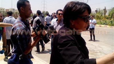 بالفيديو والصور.. وصول السعدني وفردوس عبدالحميد مسجد الشرطة لوداع «نور»