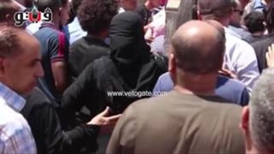بالفيديو.. صراخ جيران والدة سعد الصغير أثناء تشييع جنازتها