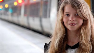 بالفيديو.. طفلة بريطانية تُساعد الشرطة في تأمين القطارات