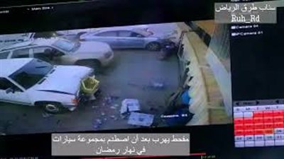 متهور يتسبب في حادث تصادم بين عدة سيارات قبل الإفطار (فيديو)