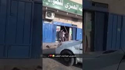مشاجرة بالعصي في محل مواد غذائية في نهار رمضان بالسعودية (فيديو)