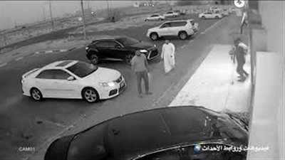 رد فعل الزبائن لحظة اقتحام سيارة صالون حلاقة (فيديو)