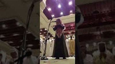 رد فعل صادم لمصلٍّ في أثناء دعاء الإمام على السحرة (فيديو)