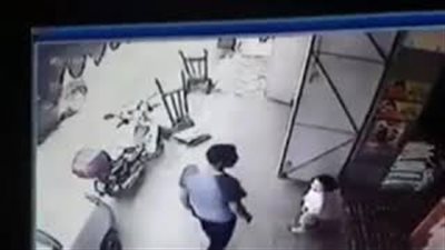 لص يحاول سرقة طفلة من والدتها أمام سوبر ماركت في المغرب (فيديو)