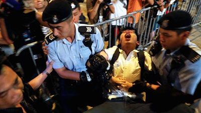 شرطة هونج كونج تقبض على محتجين قبل وصول الرئيس الصيني