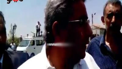 بالفيديو.. محمود سعد ودينا يشاركان في جنازة نور الشريف