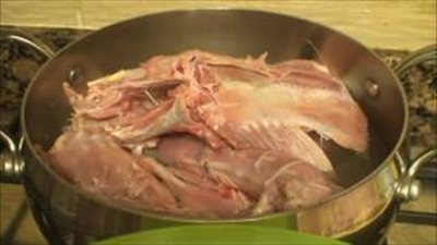 بالفيديو.. تعلمي طريقة تفريز روستو البط المخلي بالبرتقال