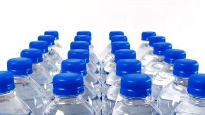 المياه المعدنية تهدد صحة المصريين.. «حماية المستهلك»: تحتوي على بكتيريا ضارة.. «الصحة»: تسبب «الدوسنتاريا».. «عبد المقصود»: وجود «بروتوزوا» يؤكد اختلا