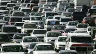 توقف حركة المرور أعلى كوبرى الحرفيين بالسلام بسبب تصادم سيارتين