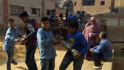 فتح تحقيق في واقعة إجبار طلاب مدرسة بزفتي لحمل حجارة (صور)