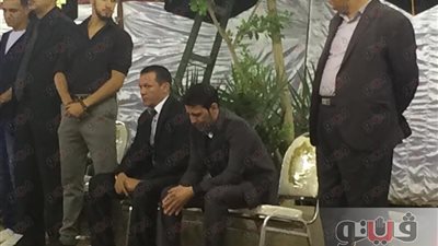 بالفيديو والصور.. البكاء والحزن يسيطران على سعد الصغير في عزاء والدته